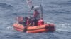 La Guardia Costera de EEUU rescata a balseros cubanos tras naufragar la embarcación en la que viajaban. (Foto: @USCGSoutheast)