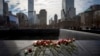 Flores cubren los nombres de las víctimas del atentado al World Trade Center tras una ceremonia en el 22 aniversario del ataque, en el Museo y Memorial Nacional del 11 de Septiembre, en Nueva York. (REUTERS/Brendan McDermid)