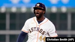 Yordan Álvarez, de los Astros de Houston, celebra su hit contra los Medias Blancas de Chicago, el viernes 31 de marzo, en Houston. (Foto AP/Eric Christian Smith)