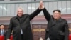 Un gesto de la fuerte alianza entre Miguel Díaz-Canel y el líder norcoreano Kim Jong-un, en un encuentro en Pyongyang el 5 de noviembre de 2018. (Foto de KCNA VIA KNS / varias fuentes / AFP