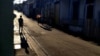Una calle de Santiago de Cuba al atardecer, en medio del apagón. (Yamil Lage/AFP)