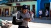 Un policía se conecta a Internet usando un teléfono celular en La Habana (AP/Desmond Boylan/Archivo)