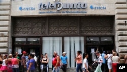 Personas esperan para ingresar a una tienda de la compañía estatal de telecomunicaciones Etecsa en La Habana. (AP/Desmond Boylan-Archivo)