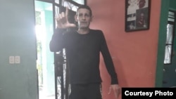 Mario Alberto Hernández Leyva, vestido de negro, como estaba en prisión. (Foto cortesía del entrevistado)