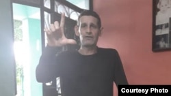 Mario Alberto Hernández Leyva, vestido de negro, como estaba en prisión. (Foto cortesía del entrevistado)