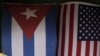 Banderas de Cuba y Estados Unidos colgadas en una pared en La Habana. (Reuters)