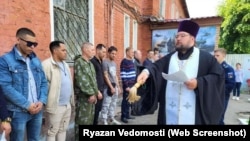 Una ceremonia de bendición a los reclutas que se enlistaron en el ejército ruso para combatir en Ucrania, entre ellos cubanos. (Captura de pantalla/Ryazan Vedomosti)