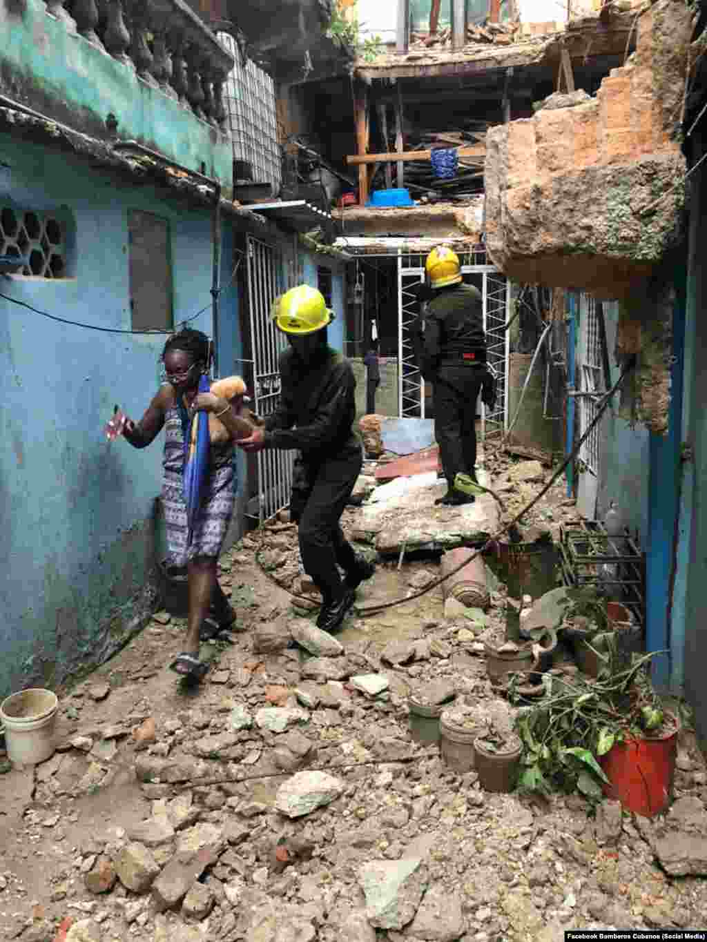 En diciembre de 2018 fue presentada la Política de la Vivienda en Cuba, aprobada por el Parlamento para atender el problema y evaluar los “avances” respecto a la situación antes de 1959. Casi cinco años después, apenas se habían construido 127 345 y se habían reparado 106 332. Foto tomada de la página de Facebook Bomberos Cubanos de un derrumbe en Centro Habana en mayo de 2023.