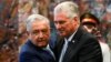 López Obrador abraza a Díaz-Canel en el Palacio de la Revolución el 8 de mayo de 2022.