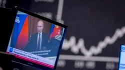 El presidente de Rusia, Vladimir Putin, aparece en una pantalla de televisión. Los analistas que monitorean la propaganda y la desinformación dicen que han visto un fuerte aumento en la actividad en línea vinculada al Estado ruso (Foto AP/Michael Probst, archivo)