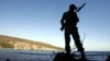 Un soldado de las tropas guardafronteras cubanas vigila la costa. (REUTERS/Claudia Daut/Archivo)