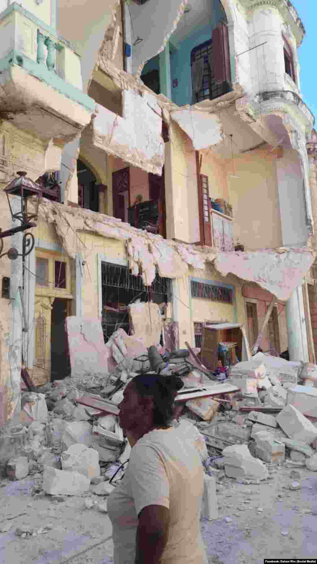 Una mujer camina frente los escombros de un derrumbe en La Habana / Foto: Dairon Rhc
