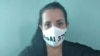 "No al 370", decían las 19 mascarillas protectoras que le decomisaron a la periodista independiente Camila Acosta después de decirle que tenía “más de las que necesitaba”.