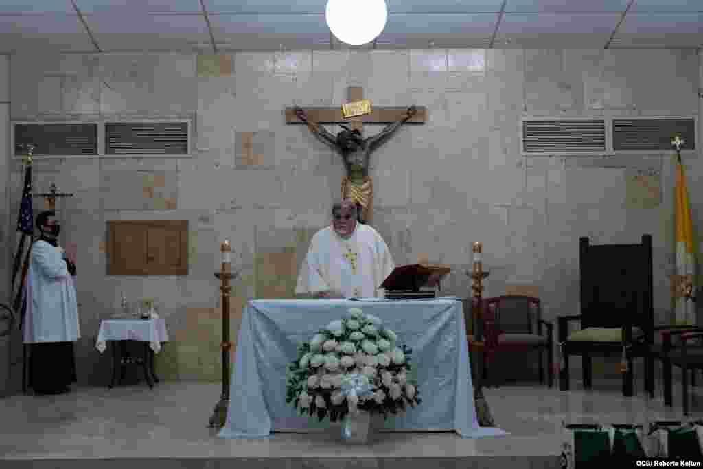 El padre José Espino oficiando la misa en la Iglesia San Lázaro, de Hialeah. 