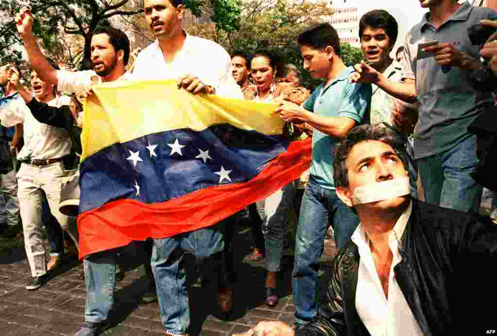 El 2 de abril de 1992 manifestantes pedían la libertad de Hugo Chávez y otros líderes del fallido golpe de Estado.