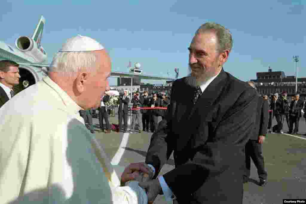 Fidel Castro y el Papa Juan Pablo II durante la visita del Pontífice a Cuba en 1998