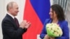 El presidente de Rusia, Vladimir Putin, aplaude a Margarita Simonyan, directora del medio de comunicación ruso RT, tras otorgarle la Orden de Alejandro Nevsky durante una ceremonia en el Kremlin en Moscú el 23 de mayo de 2019. (© Mikhail Klimentyev/Sputnik/Kremlin/AP Images)