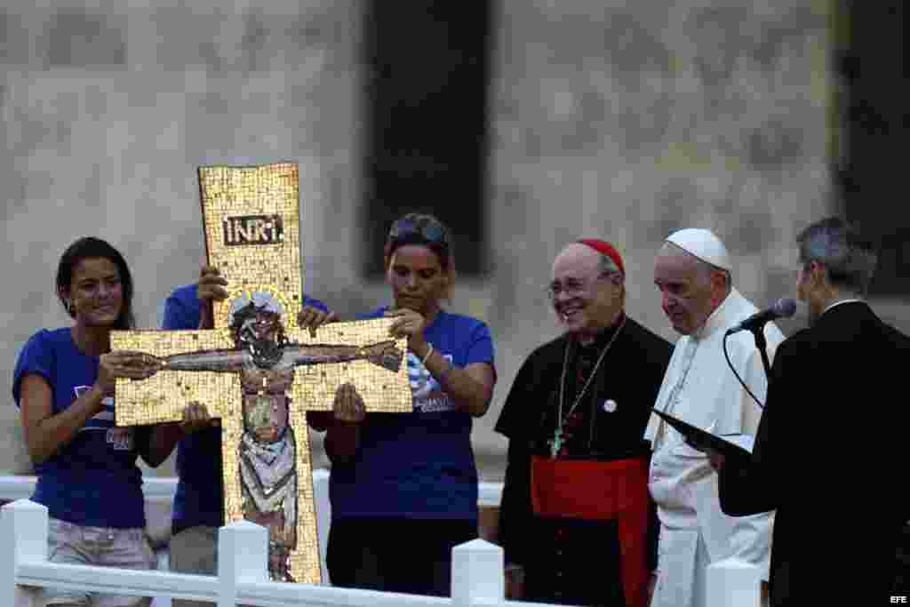 Jóvenes le regalan una cruz al papa Francisco el domingo 20 de septiembre de 2015, en el Centro Cultural Padre Félix Varela, en La Habana (Cuba). Les propuso ser la "dulce esperanza del futuro" y les animó a construir la cultura del encuentro en Cuba, siguiendo un proceso claro de discernimiento y siendo solidarios con los demás. Ya que la esperanza es fecunda y da vida, congrega y crea comunión.
