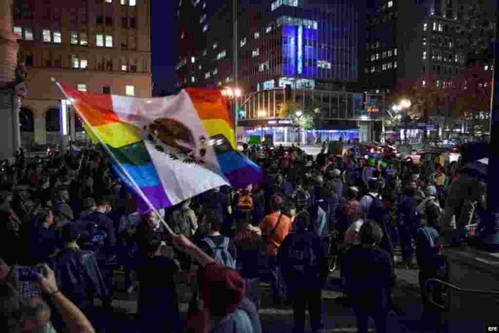 Manifestantes se congregan ante el Ayuntamiento de Oakland, California (EEUU) antes de participar en una manifestación contra la elección de Donald Trump como nuevo presidente estaodunidense, el 10 de noviembre de 2016. 