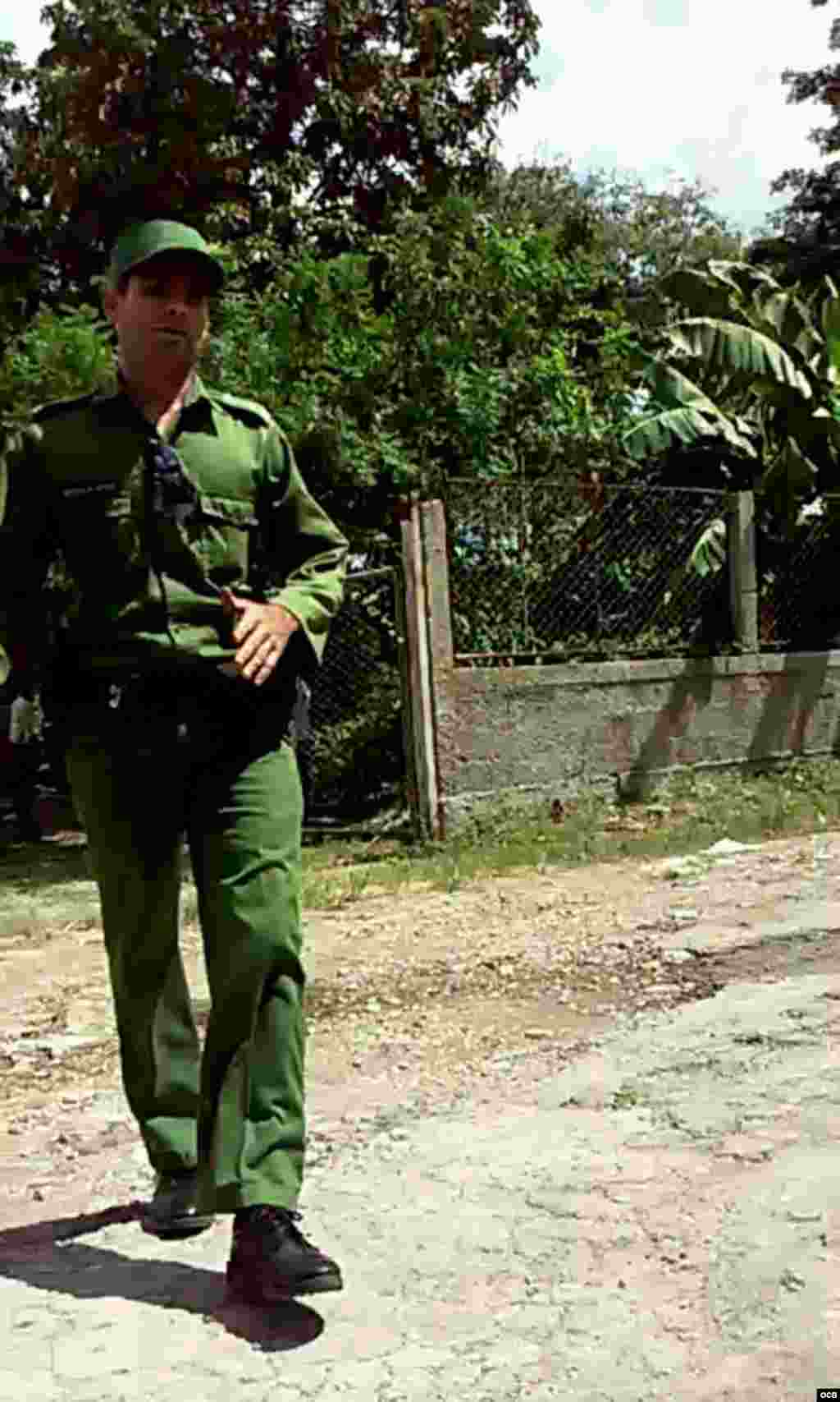 uno de los oficiales represores.