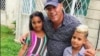 Preso político Maikel Puig Bergolla con sus hijos. Foto de archivo. 