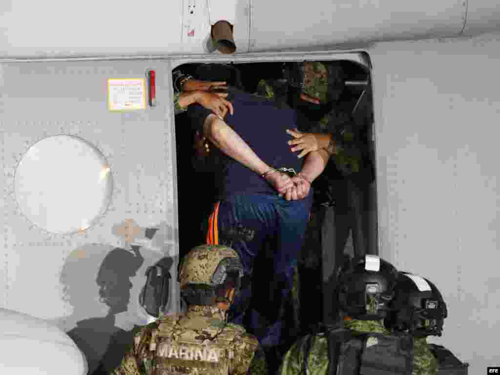 El narcotraficante Joaquín "El Chapo" Guzmán es conducido, el viernes 8 de enero de 2016, a un helicóptero de la Marina Armada de México, en la capital mexicana tras su recaptura en la ciudad de Los Mochis, Sinaloa.