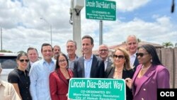 La placa del "Lincoln Díaz-Balart Way", la nueva vía en Hialeah nombrada en honor al congresista Lincoln Díaz-Balart (1954-2025).