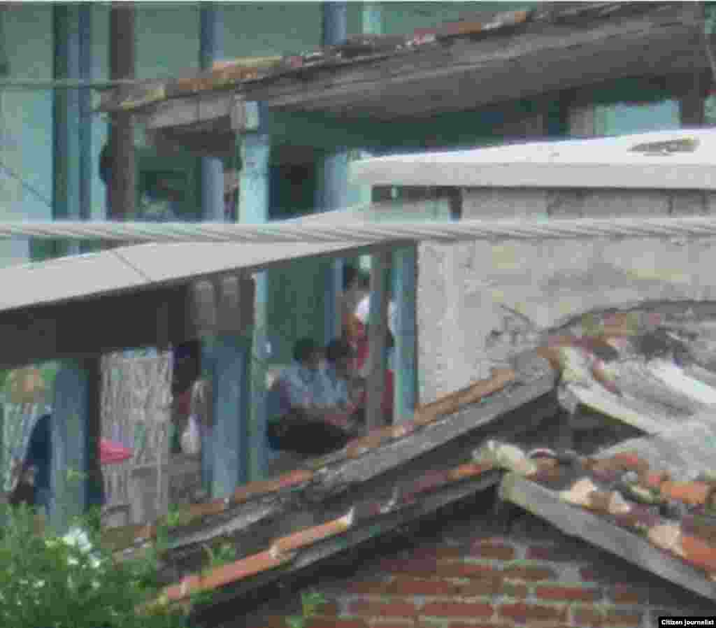 Vigilancia policial en la casa de miembros de La Rosa Blanca el pasaod 10 de octubre. Foto Niurcys Acosta