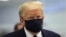 El Presidente Donald Trump viste una mascarilla protectora contra el coronavirus.