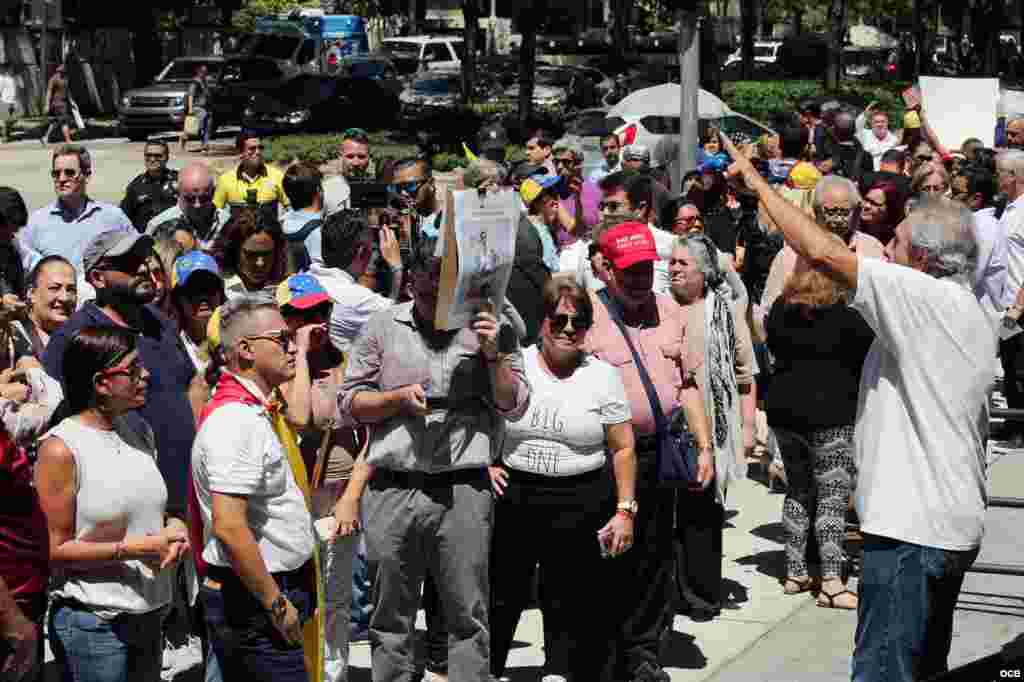 Cientos de Venezolanos protestan , frente al restaurant Steakhouse localizado en el 999 de Brickell Ave, Miami. Cortesía Roberto Koltun