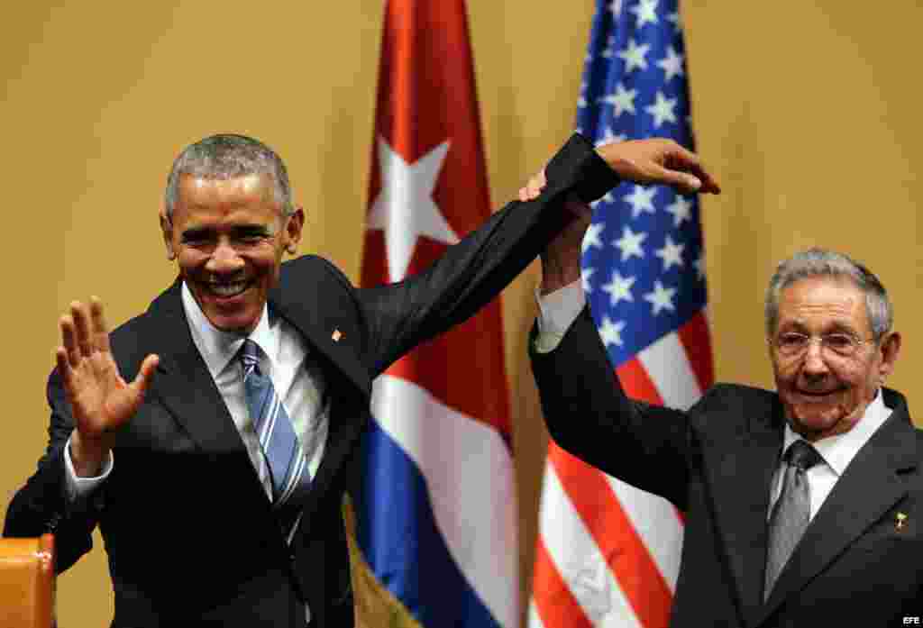Raúl Castro (d) y el presidente de Estados Unidos Barack Obama saludan hoy, lunes 21 de marzo de 2016, durante una rueda de prensa.