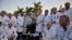 Médicos cubanos de la brigada internacional Henry Reeve posan con un retrato de Fidel Castro antes de partir a Italia, en marzo pasado. (Yamil LAGE / AFP)