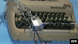 Una vieja máquina de escribir encadenada en el muelle de la embarcación "Democracia". Foto Archivo