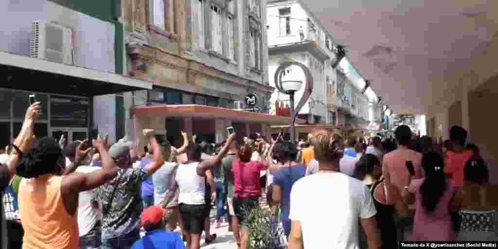 La imagen de las personas filmando con sus teléfonos lo que sucedía se repitió en las sucesivas manifestaciones.