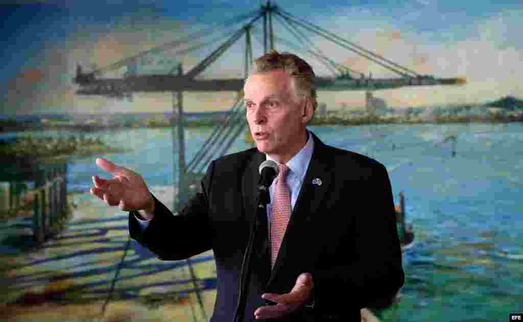 El gobernador del estado de Virginia,Terry McAuliffe, ofrece una rueda de prensa luego de un recorrido por la Terminal de Contenedores del Puerto de Mariel, en Artemisa. EFE