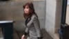 La expresidente argentina Cristina Fernández de Kirchner deja la corte federal en Buenos Aires el 13 de agosto de 2018.