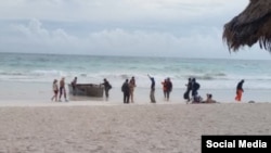 El grupo de 12 balseros cubanos llegó a una playa de Tulum, en México el 26 de diciembre. Tomado de X @QuintanaRooHoy1.