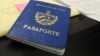 Vista de un pasaporte cubano. 