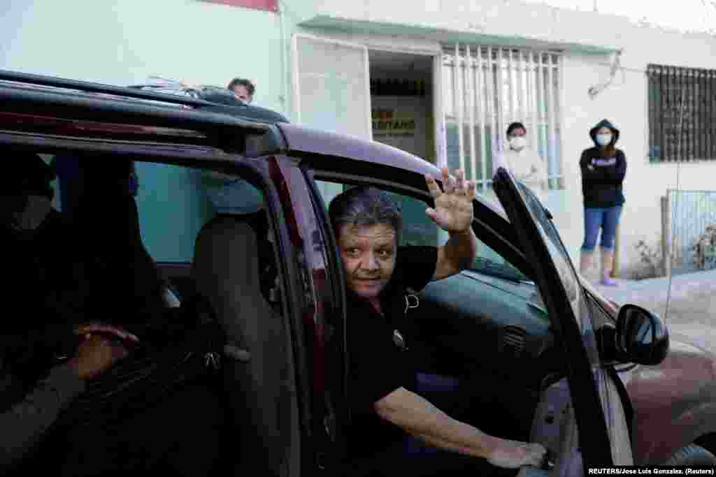 Pedro Luis Ruiz, migrante cubano bajo el Programa de Protección de Migrantes (MPP) por sus siglas en inglés, le dice adiós a sus amigos del refugio "El Buen Samaritano" antes de ser transferido hacia Estados Unidos desde Ciudad Juárez para poder continuar sus trámites de asilo. Foto: tomada el 11 de marzo de 2021 por REUTERS/José Luis González.