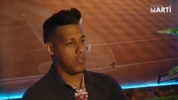 Yunel Escobar inaugura centro de entretenimiento deportivo en Miami Yunel Escobar inaugura centro de entretenimiento deportivo en Miami