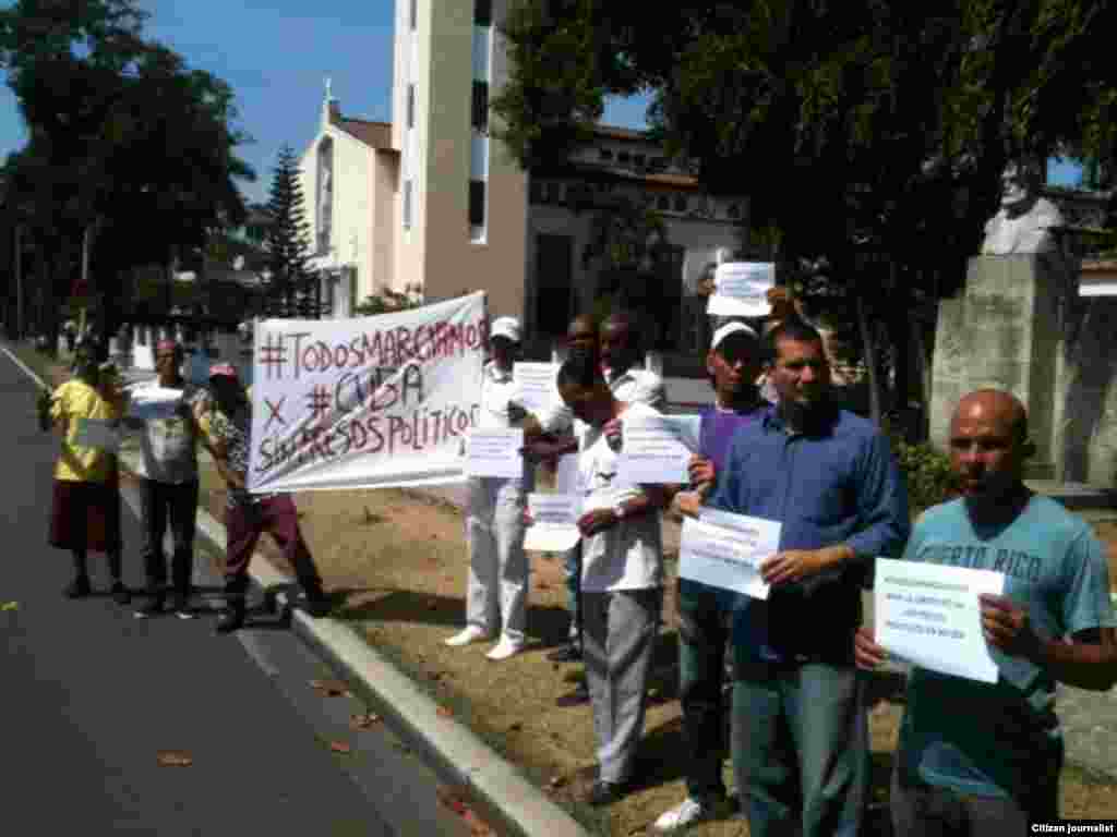 Activistas en el Parque Gandhi para salir a la campaña #TodosMarchamos este domingo en que se cumple un año de represión de las marchas opositoras. Foto Angel Moya.