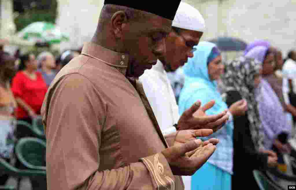 Decenas de personas asisten a una oración por la paz en La Habana convocada por líderes cristianos, judíos, musulmanes y budistas.