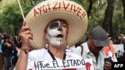 La activista mexicana Julia Klug durante una protesta en conmemoración de de las desaparición de los 43 estudiantes de Ayotzinapa.