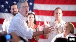 Jeb Bush habla en el acto de inauguración de su oficina de campaña en Miami, en la esquina derecha la congresista Ilena Ros-Lehtinen.