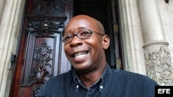 HAB11-LA HABANA-(CUBA)-06/01/05.- El opositor cubano Manuel Cuesta Morúa conversa hoy, jueves 6 de octubre, con la prensa a las afueras de la embajada de España en La Habana, Cuba. EFE/Alejandro Ernesto