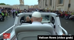 El Papa Francisco recorre por última vez la Plaza de San Pedro en el papamóvil, el Domingo de Resurrección, horas antes de su fallecimiento. (Captura de video/Vatican News)