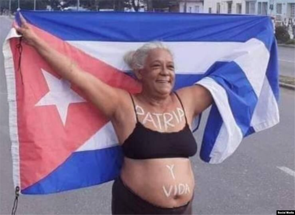 Carteles inspirados en la canción "Patria y Vida" interpretada por Yotuel Romero, el dúo Gente de Zona, Descemer Bueno, Maykel Osorbo y El Funky.