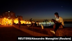 Foto Archivo. Un cubano intenta conectarse a Internet desde el Malecón de La Habana.