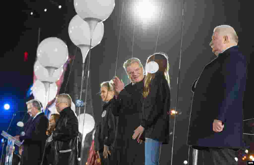 El alcalde de Berlín, Klaus Wowereit y el ex presidente polaco Lech Walesa en la tribuna.