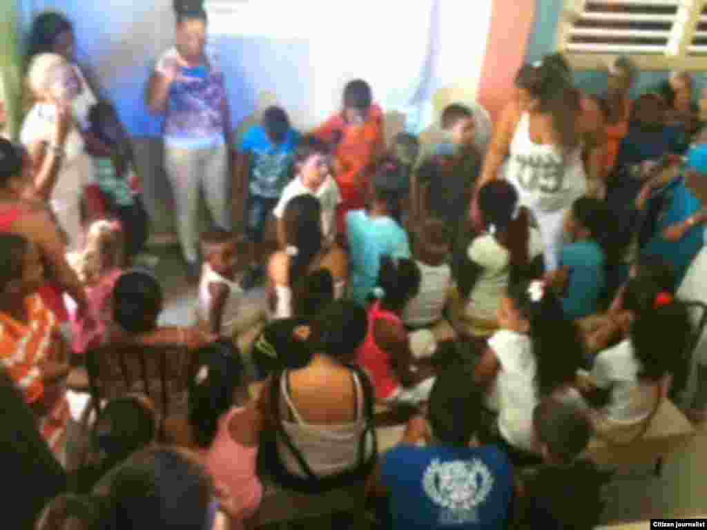  Un delegado con un sombrero decorado asiste al segundo día de la Convención Nacional Demócrata hoy, martes 26 de julio de 2016, en el Centro Wells Fargo en Philadelphia (EE.UU.)